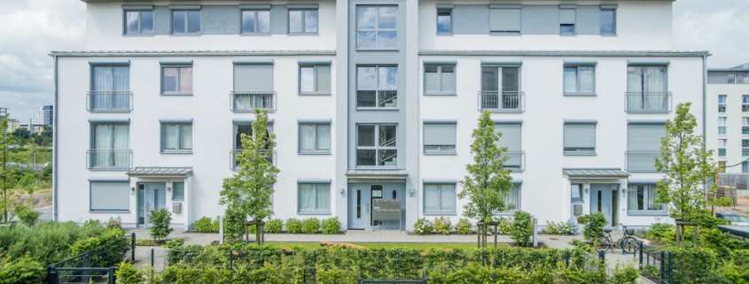 Architektur Fotos Köln Mehrfamilienhaus mit Grünanlage