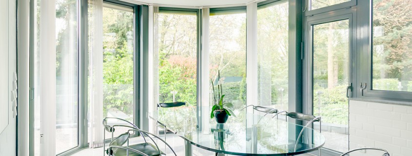 Interieur Fotografie Köln; EFH rundes Esszimmer mit Garten Aussicht