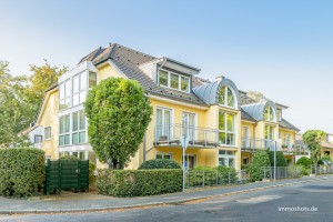 is 7610 ext 300x200 - Immobilien Fotograf Köln für Mehrfamilienhaus gelb sonnengelb